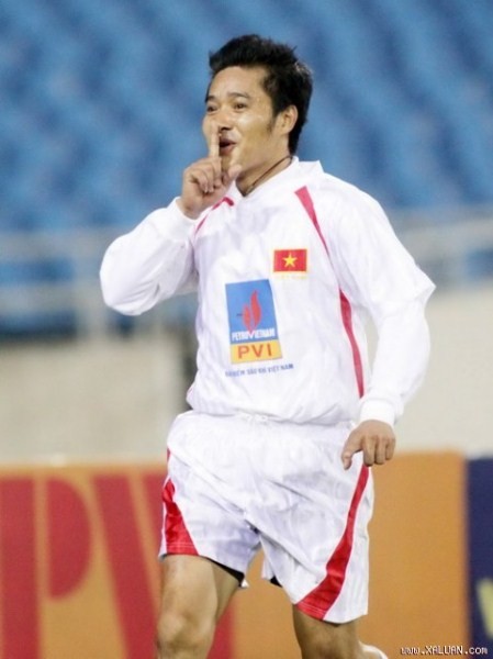 Tại tại Tiger Cup 1998, Hồng Sơn tiếp tục tỏa sáng và đưa ĐTVN giành HCB. Cá nhân anh được bầu làm Cầu thủ xuất sắc nhất giải. Bên cạnh đó, Hồng Sơn còn trở thành cầu thủ Việt Nam đầu tiên được LĐBĐ châu Á bình chọn là cầu thủ xuất sắc nhất châu lục tháng 8/1998.